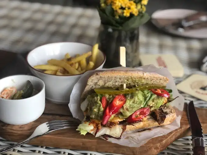 Bild eines spicy Burgers mit Guacamole